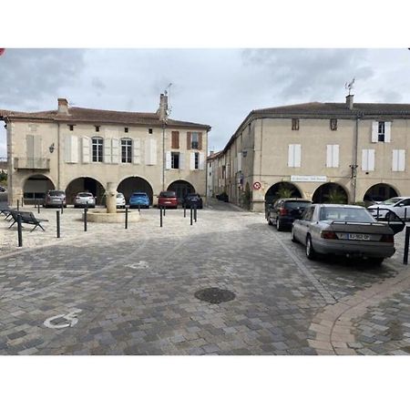 Logement Tout Equipe Layrac Exterior foto